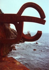 'Peine de los Vientos' sculpture