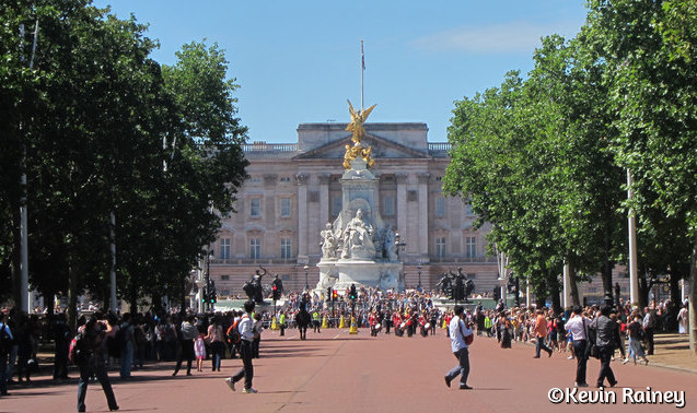 Approaching Buckingham Palace